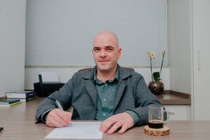 Retrato do Dr. Murilo Battistetti, psiquiatra em Jundiaí, no consultório, pronto para a consulta. Up Mind Psiquiatria